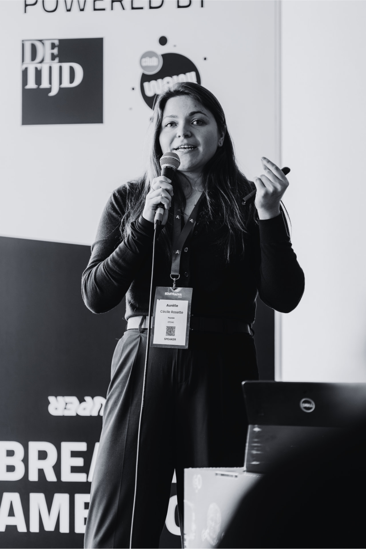 Aurélie spreekt op een congres